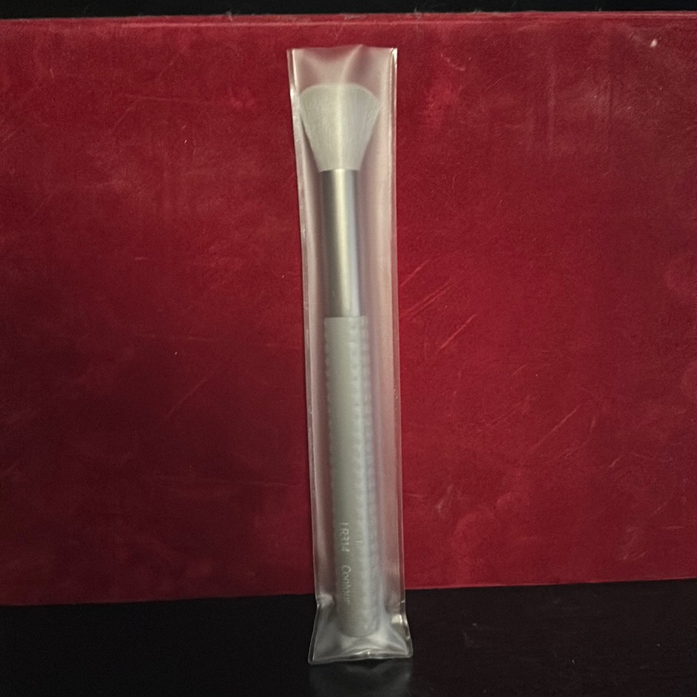 LaRuce contour brush LR314. Brand new in package